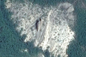 Photo 14:  Google satellite image of the name-giving lenses (cliffs) of silification within the White Cliff argillic alteration zone.